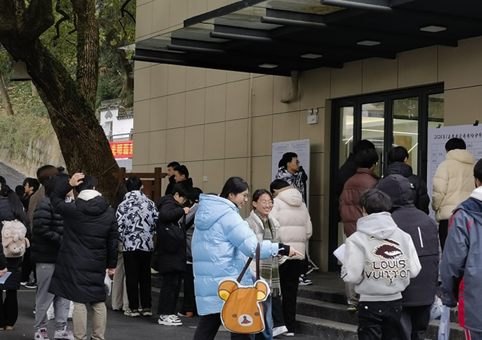 浙江高三复读想冲本科，高复学校一般怎么选更稳
